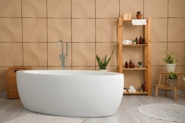 Ev bitkileri ve kozmetik ürünlerle dolu bir banyo.