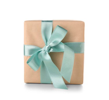 Beyaz arka planda mavi fiyonklu hediye kutusu. Uluslararası Kadınlar Günü