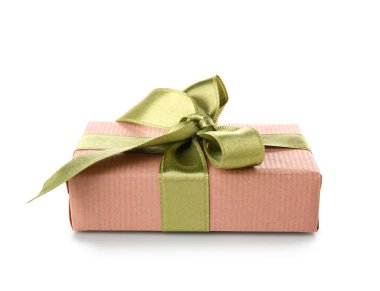 Beyaz arka planda yeşil fiyonklu pembe hediye kutusu. Uluslararası Kadınlar Günü