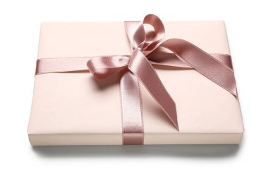Beyaz arka planda pembe fiyonklu hediye kutusu. Uluslararası Kadınlar Günü