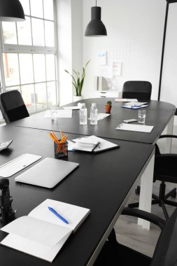 Ofiste buluşmaya hazırlanan suyla dolu bir masa.