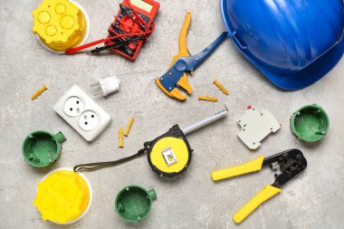 Beyaz grunge arkaplan üzerinde elektrikli ekipman seti