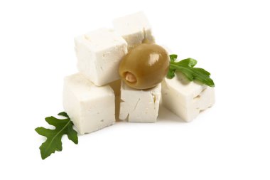 Beyaz arka planda zeytin ve roka ile nefis kesilmiş peynir.