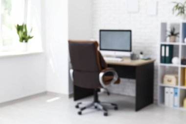 Çalışma odası, kahverengi koltuk, modern bilgisayar ve raf ünitesi, bulanık görünüm