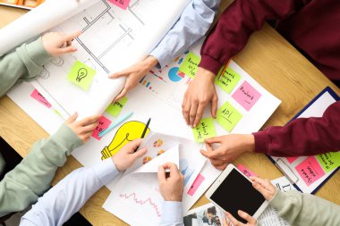 Masada ev planı üzerinde çalışan iş adamları, üst görünüm