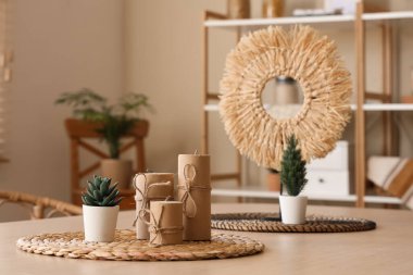 Mumlar yemek odasındaki ahşap masada, yakın plan.