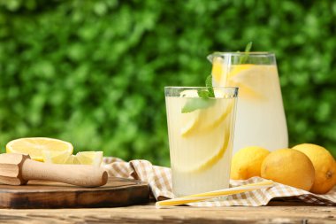 Dışarıdaki ahşap masada naneli taze limonata.