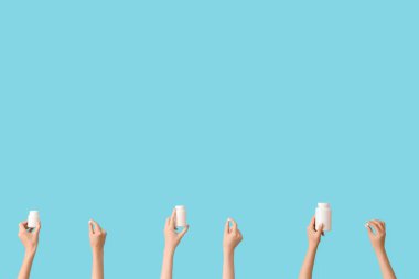 Mavi arka planda haplı eller