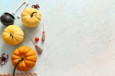 Olgun balkabaklarıyla kompozisyon ve ışık arka planında Cadılar Bayramı için süslemeler