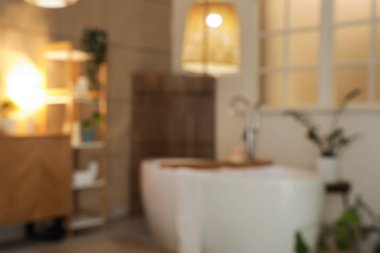 Banyo, küvet, çekmece ve gece lambasının bulanık görüntüsü.