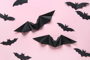 Cadılar Bayramı partisi için siyah kağıt yarasalar pembe arka planda