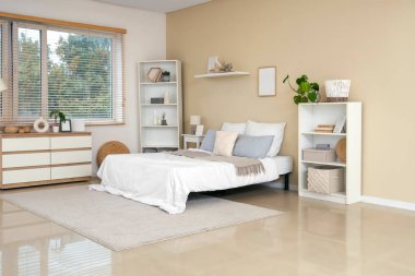 Yatak odası, rahat yatak odası, çekmeceler ve raf üniteleri.