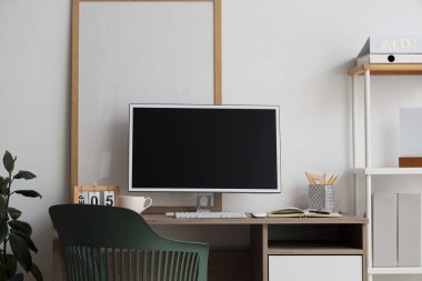 Ofis içi bilgisayarı olan rahat bir iş yeri