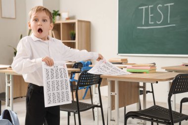 Sınıfta cevap kağıdıyla şoka uğramış bir öğrenci.