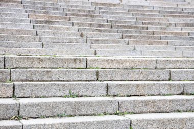 Dışarıdaki granit merdivenlerin görüntüsü, yakın plan.