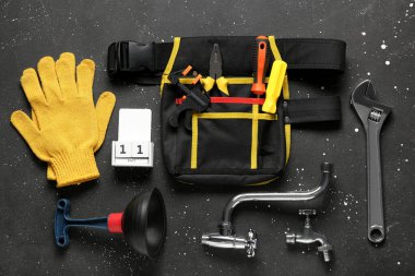 Koyu arkaplan üzerinde işçi araçları olan küp takvimi