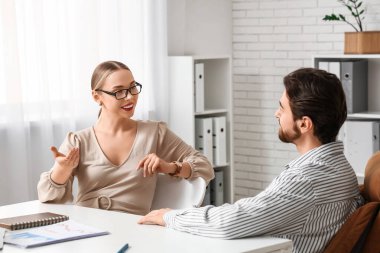 Genç meslektaşlar ofiste diyalog kuruyor