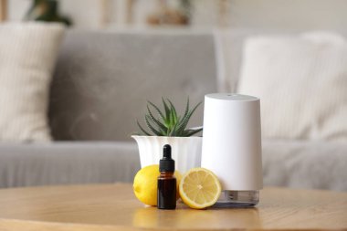 Havalandırma yağı, limon ve bitki özü oturma odasında, yakın plan.