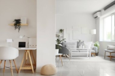 Oturma odasının içinde kanepe, yer lambası ve işyeri var.