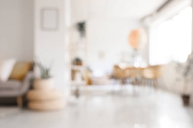 Masası, sandalyeleri ve çiçekleri olan bulanık oturma odası manzarası