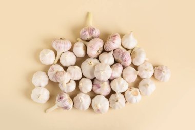 Bej arka planda bir sürü taze sarımsak