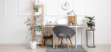 Modern dizüstü bilgisayarlı şık bir ofis.