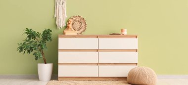 Klozet, bitki ve puf dolu oturma odasının içi.