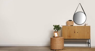 Çekmeceler ve aynalar odanın içindeki beyaz duvarda.