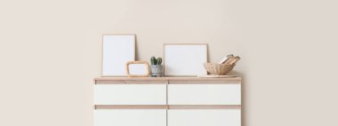 Çerçeveli çekmeceler ve odada bej duvarın yanında dekor. Yakın çekim.