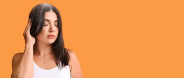 Arka planda gri saçlı stresli kadın.