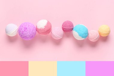 Pembe arka planda bir sürü banyo bombası var. Farklı renk desenleri