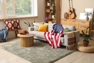 Şık oturma odasının iç tarafındaki rahat koltukta Amerikan bayrağı