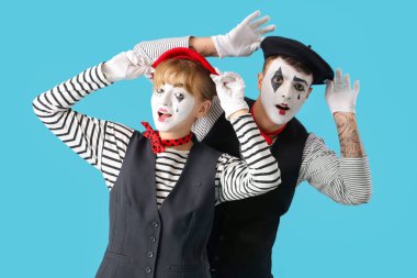 Mavi arka planda bir çift pandomist