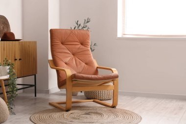 Koltuğu ve ahşap tuvaleti olan oturma odasının içinde.