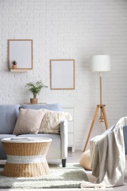 Rahat bir kanepe, oturma odasında ekose ve kahve masası olan bir koltuk.