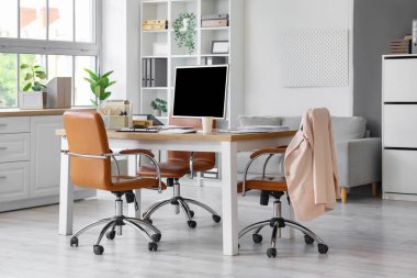 Çalışma yeri ve raf ünitesi olan ışık ofisinin içi