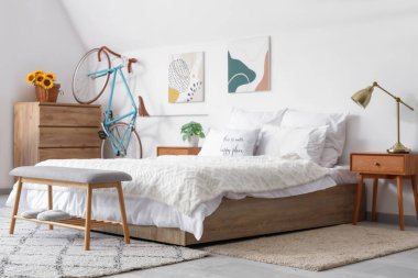 Yatak odasının içi, büyük yatak odası, çekmeceler ve bisiklet dolu.