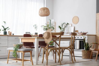 Benç, masa ve sandalyeler şık yemek odasının içinde.