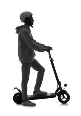 Beyaz arka planda elektrikli scooter kullanan kasklı genç adamın silueti.