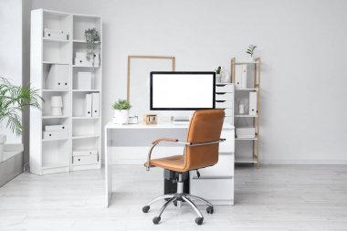 Işık ofisinin içinde modern bilgisayar monitörü ve takvimi olan rahat iş yeri