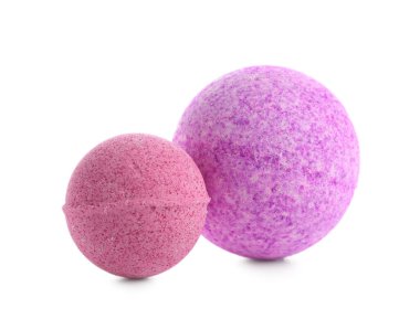 Banyo bombaları beyaz arkaplanda izole edildi