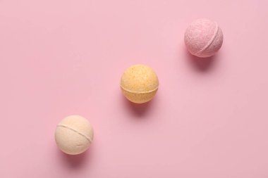 Pembe arka planda banyo bombaları.