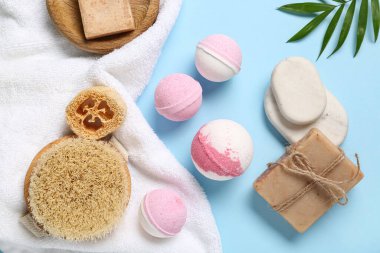 Renkli arka planda spa aksesuarları ve banyo bombaları olan kompozisyon