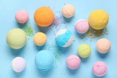 Farklı banyo bombaları ve arka planda deniz tuzu içeren kompozisyon