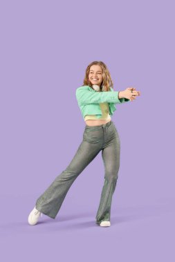 Havalı genç bir kadın leylak arka planda dans ediyor.