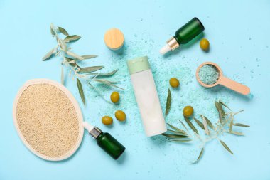 Doğal kozmetik ürünleri, yeşil zeytinler ve renk arkaplan dalları ile kompozisyon