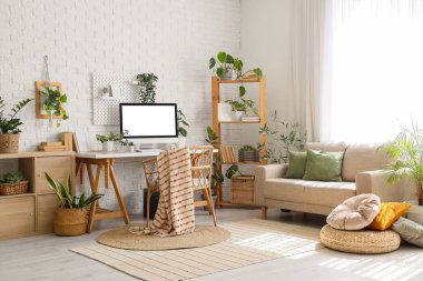 İş yeri, kanepe ve yeşil bitkilerle birlikte ofis içi