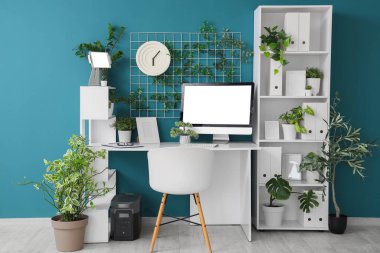 İşyeri, raf ünitesi ve yeşil santrallerle birlikte ofis içi