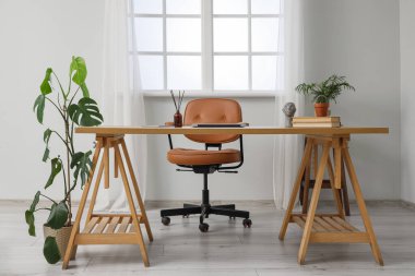 İş yeri, bitkiler ve pencereyle birlikte ofis içi