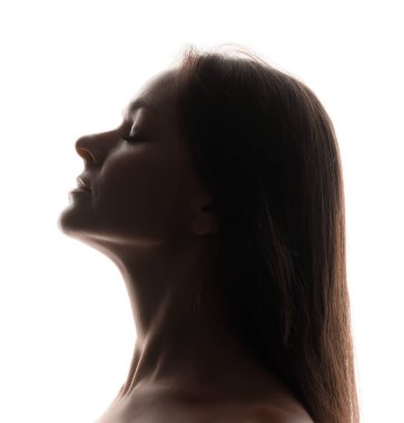 Beyaz arka planda güzel bir kadının silueti, yakın plan.
